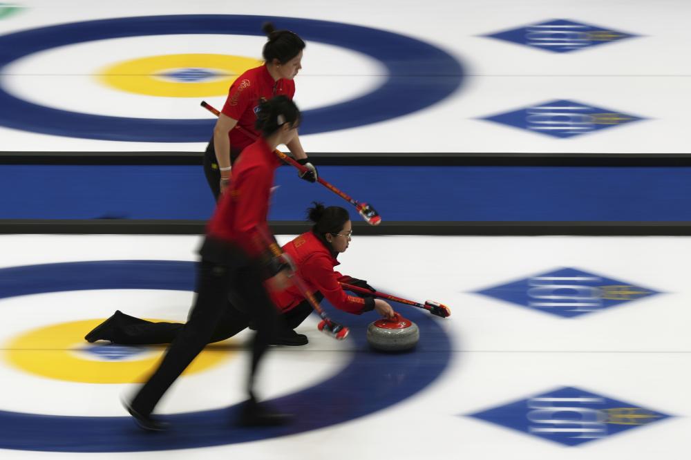 惊险一幕，马竞女足球员梅迪纳头部被膝盖撞到后失去意识